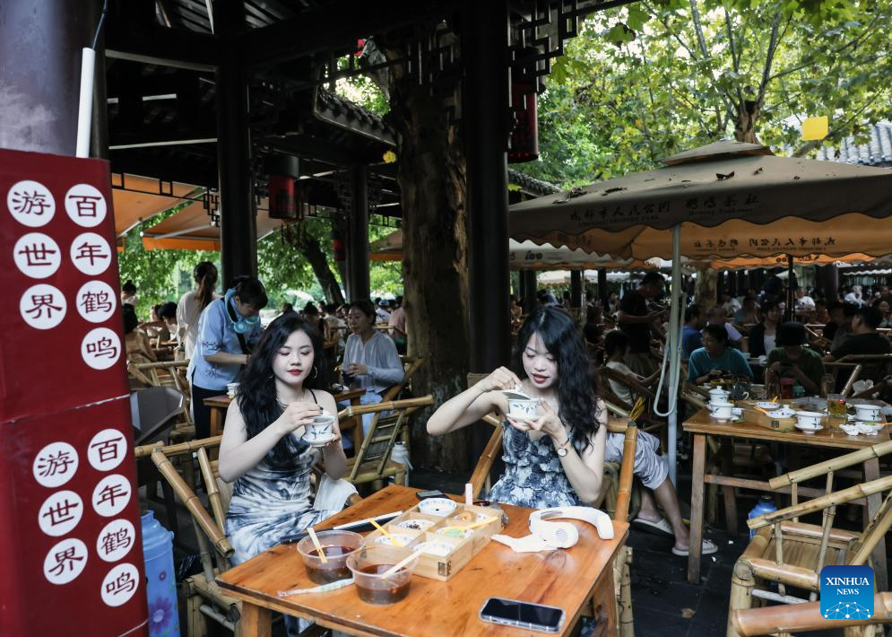 People experience Chengdu-style life in Heming tea house