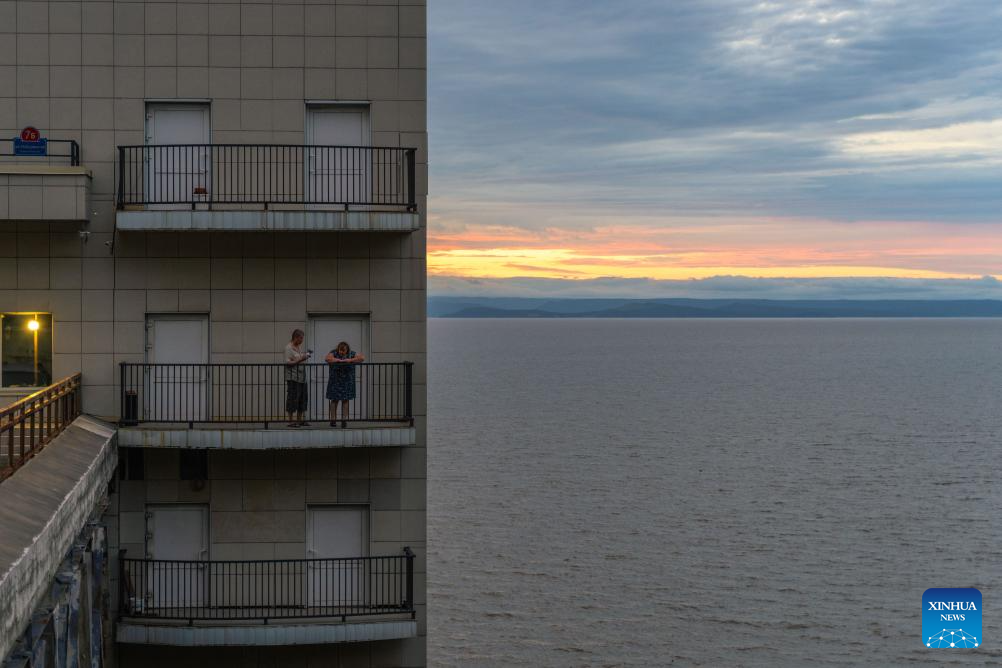 Seaside of Amur Bay in Vladivostok attracts visitors at night