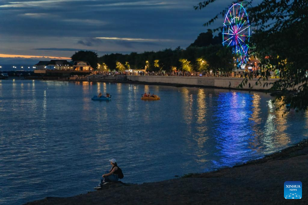 Seaside of Amur Bay in Vladivostok attracts visitors at night