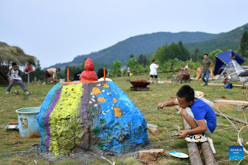 Pic story: rural children enjoy art education in C China's Hunan