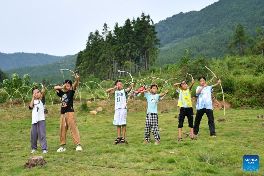 Pic story: rural children enjoy art education in C China's Hunan
