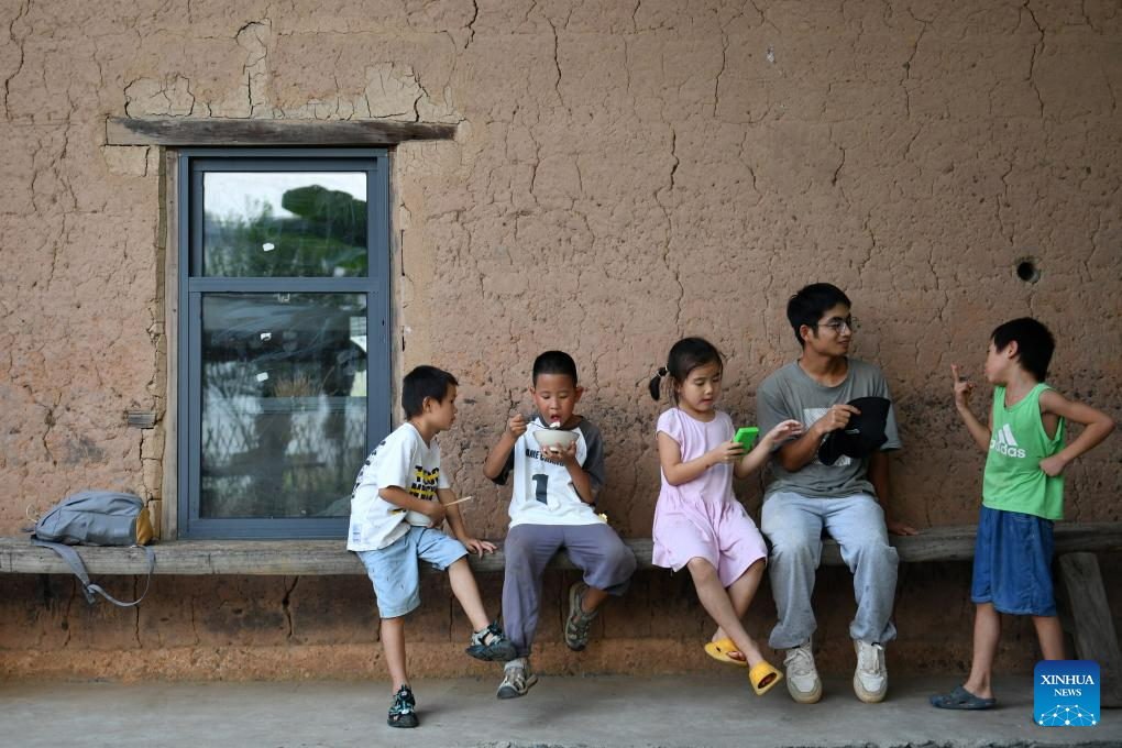 Pic story: rural children enjoy art education in C China's Hunan