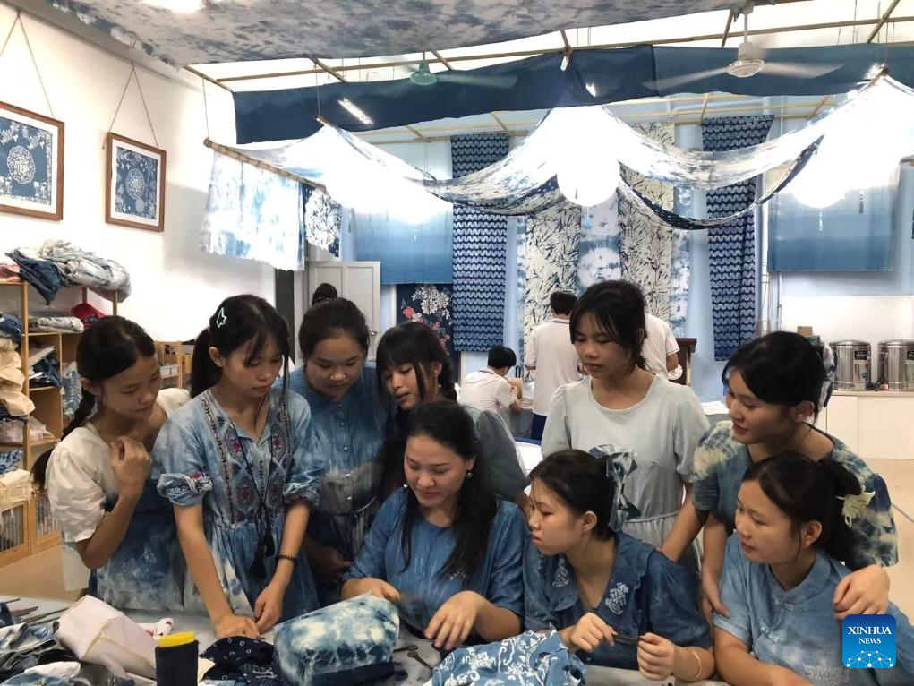 Across China: Traditional ethnic culture enjoys modern glory on school campuses