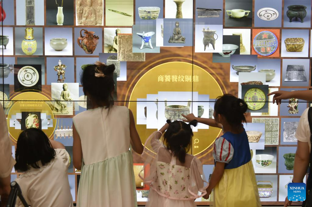 Museums in Henan witness many visitors in summer vacation