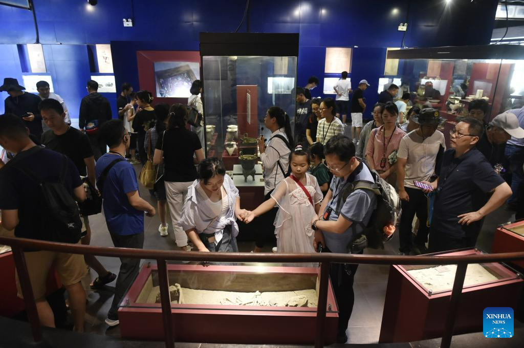 Museums in Henan witness many visitors in summer vacation