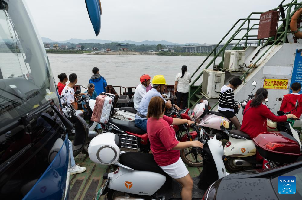 Ferry service ends as grand bridge opens to traffic in Yibin, SW China