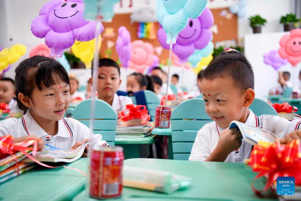 New semester for primary and middle schools begins in Urumqi, Xinjiang