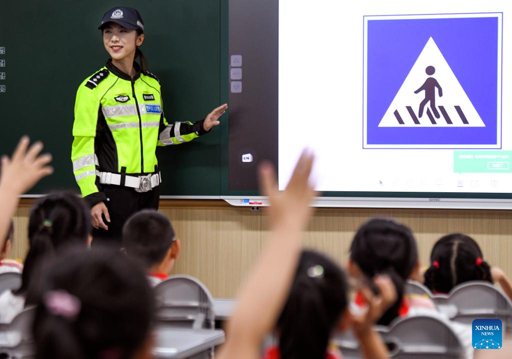 New semester for primary and middle schools begins in Urumqi, Xinjiang