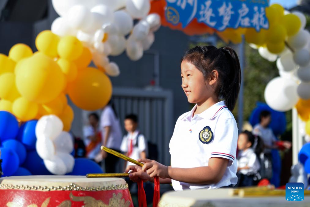 New semester for primary and middle schools begins in Urumqi, Xinjiang