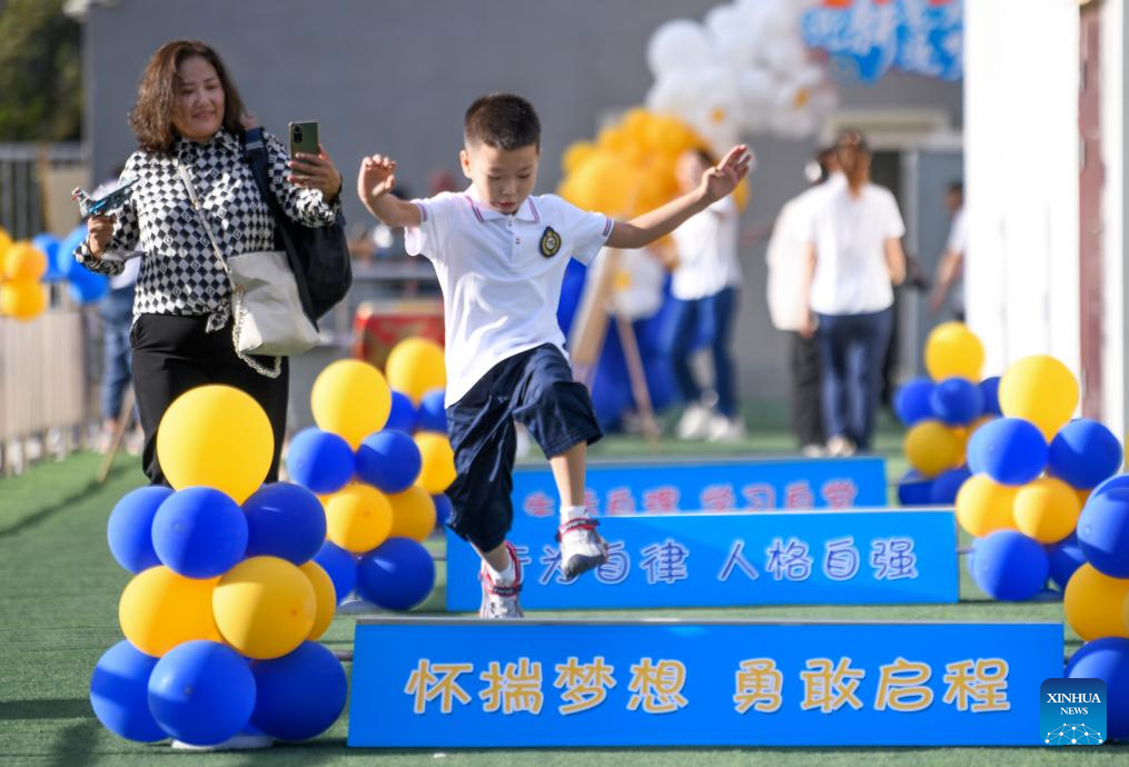 New semester for primary and middle schools begins in Urumqi, Xinjiang