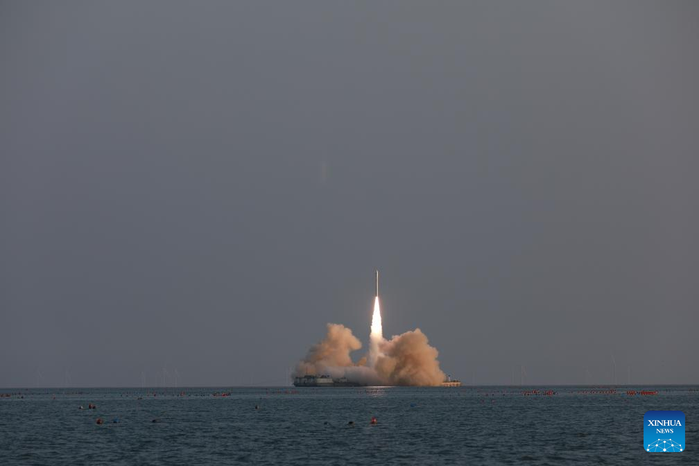 China‘s commercial rocket launches 4 satellites from sea