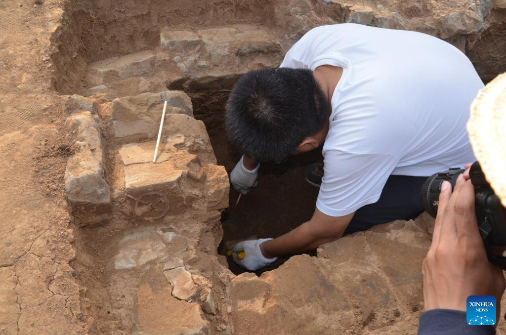 Archaeologists find ancient tombs, house foundations in northeast China