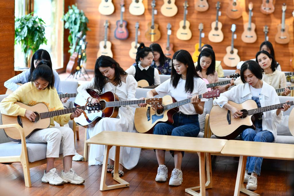 Economic Watch: Chinese guitar-making industry rides on wave of Belt and Road Initiative