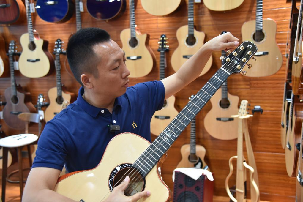 Economic Watch: Chinese guitar-making industry rides on wave of Belt and Road Initiative