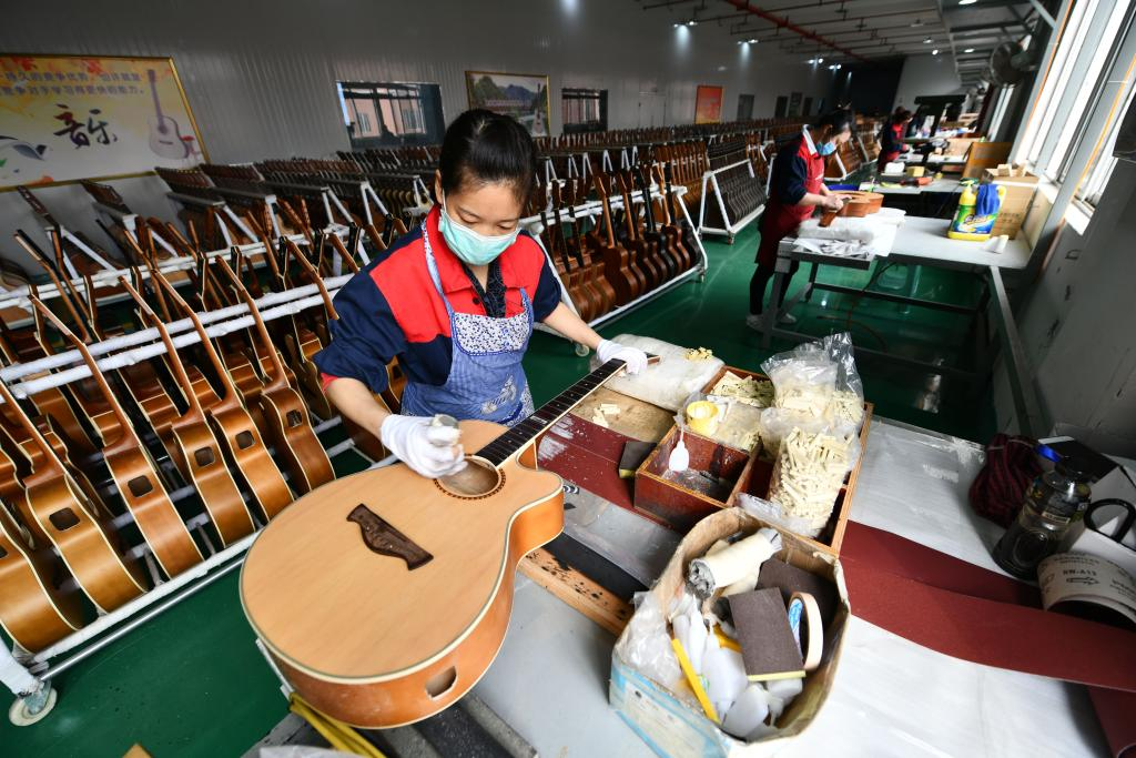 Economic Watch: Chinese guitar-making industry rides on wave of Belt and Road Initiative