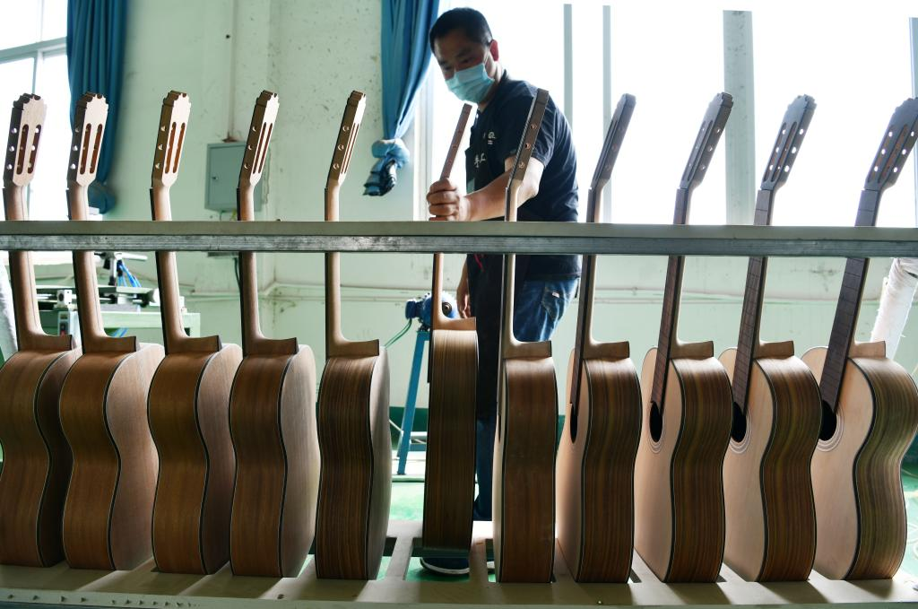 Economic Watch: Chinese guitar-making industry rides on wave of Belt and Road Initiative