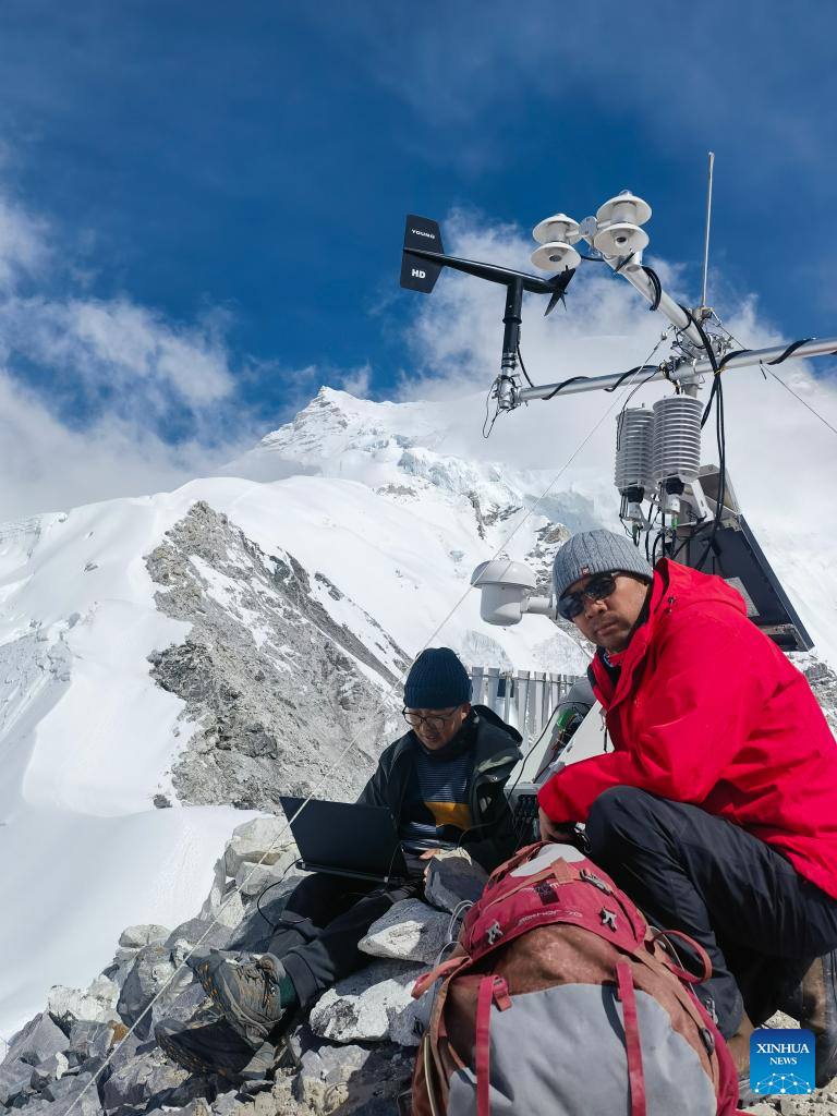 Chinese scientists establish meteorological observation stations on Mt. Cho Oyu