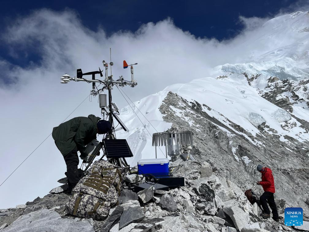 Chinese scientists establish meteorological observation stations on Mt. Cho Oyu