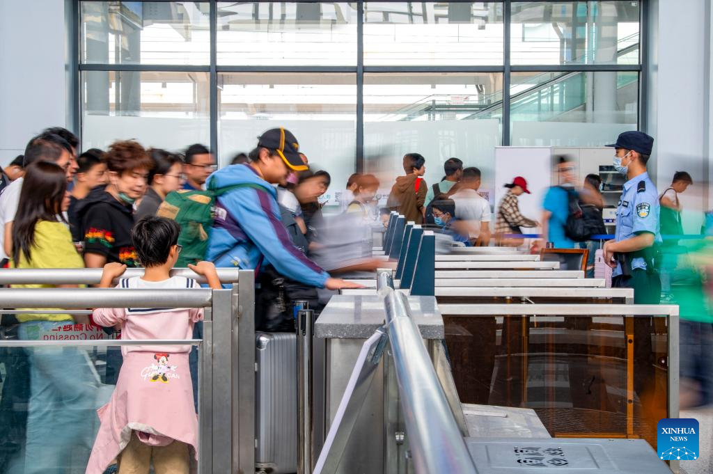 Travel rush on as Mid-Autumn Festival and National Day holiday period coming to end
