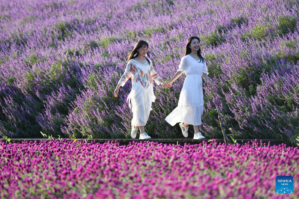 Tourism booms across China during Mid-Autumn Festival and National Day holiday