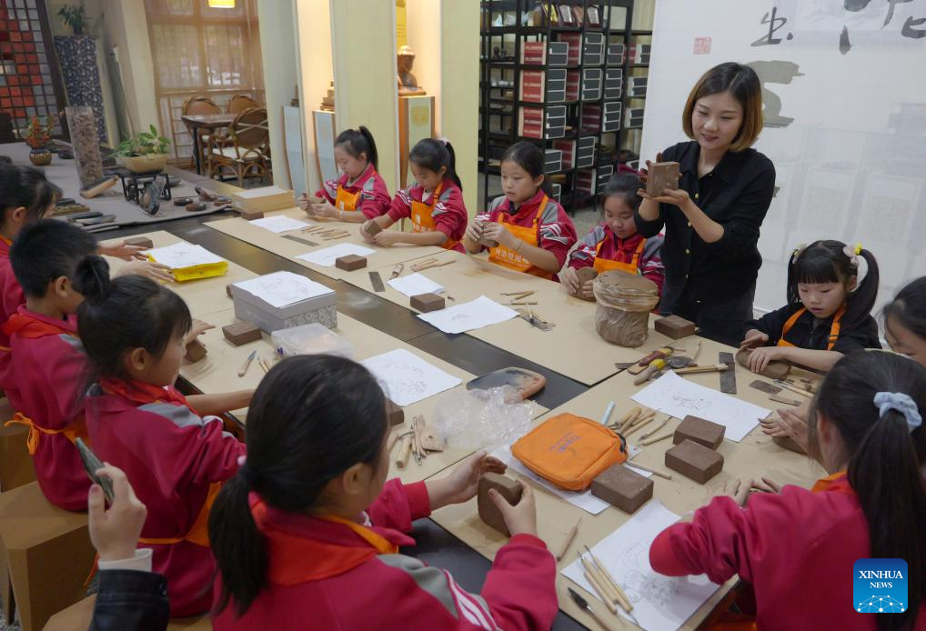 Pic story of inheritor of Yellow River Chengni inkstone in Henan