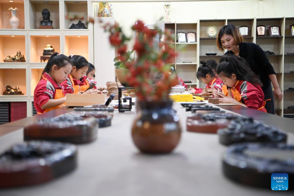 Pic story of inheritor of Yellow River Chengni inkstone in Henan