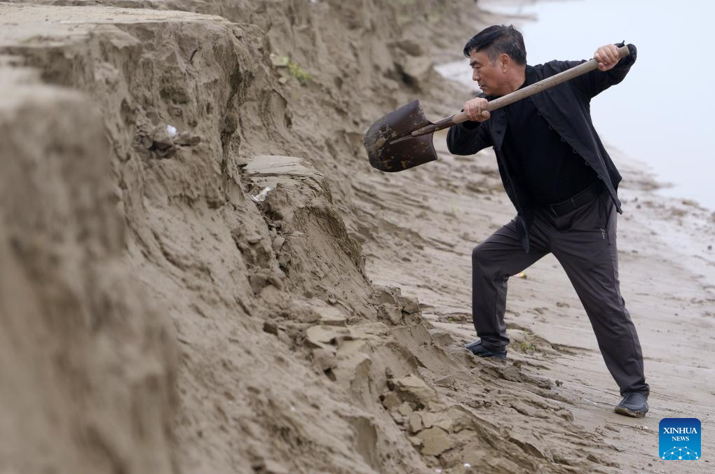 Pic story of inheritor of Yellow River Chengni inkstone in Henan