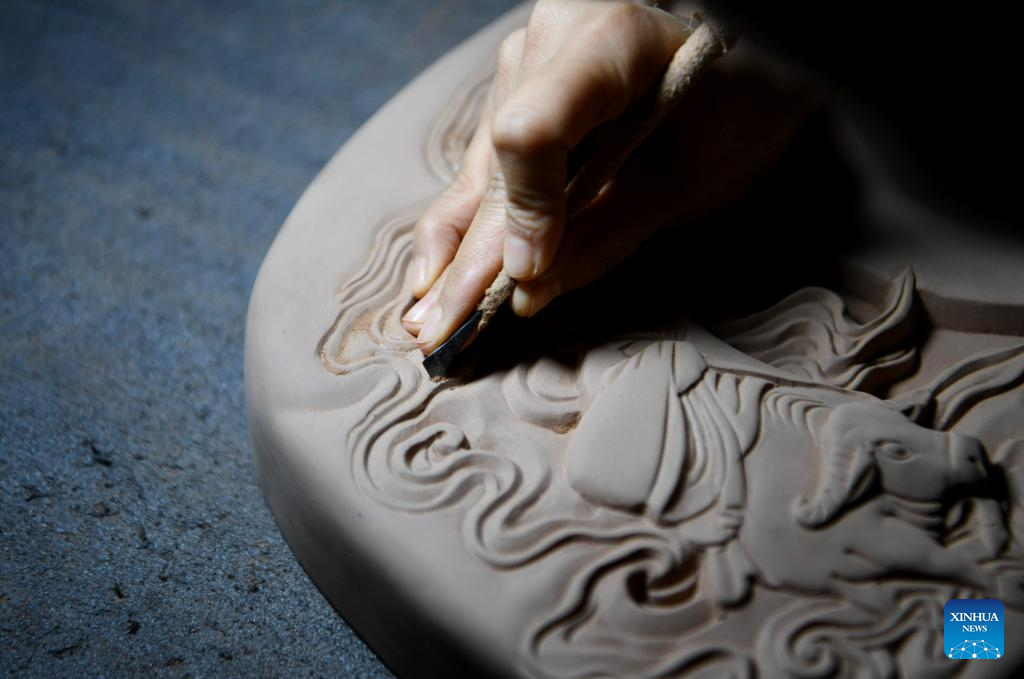 Pic story of inheritor of Yellow River Chengni inkstone in Henan