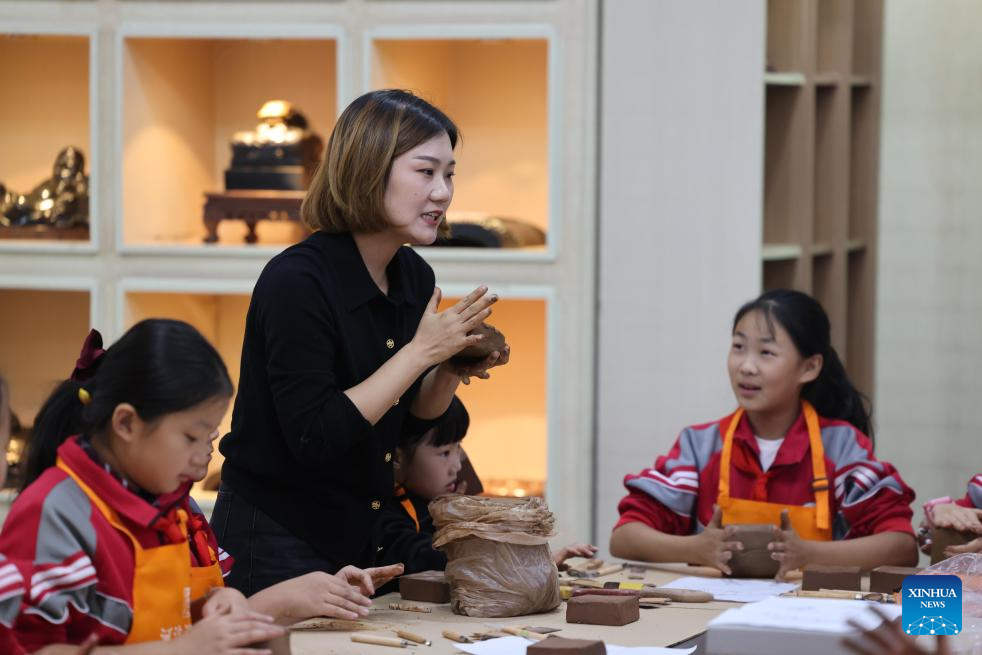 Pic story of inheritor of Yellow River Chengni inkstone in Henan