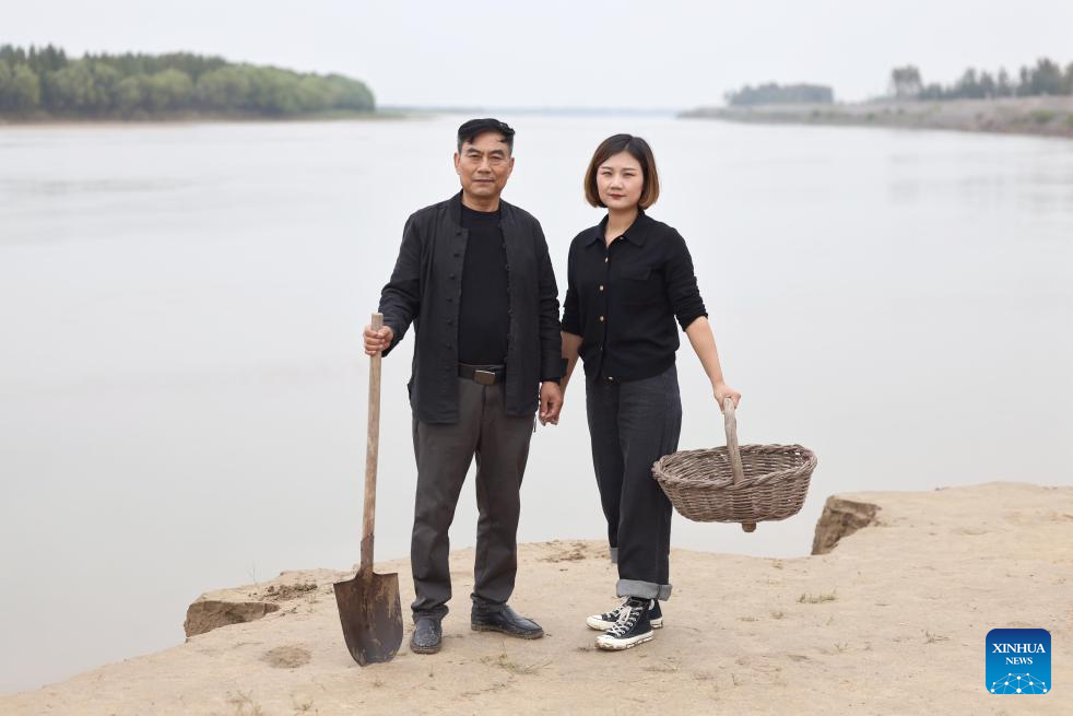 Pic story of inheritor of Yellow River Chengni inkstone in Henan