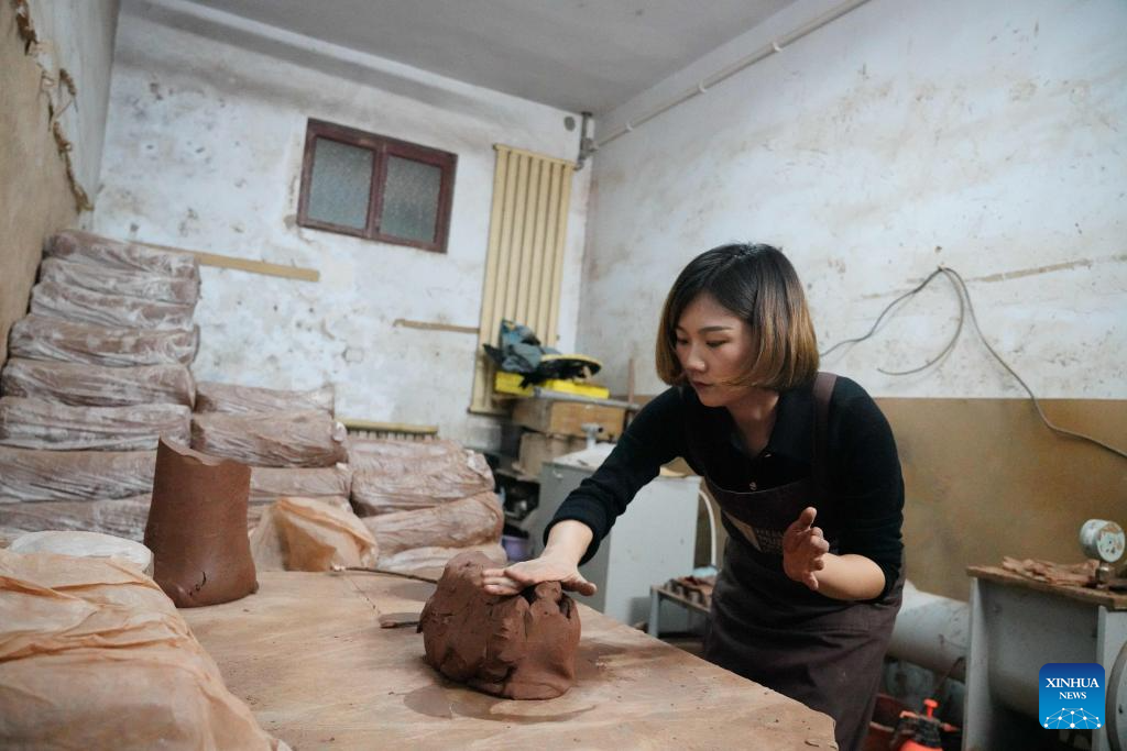 Pic story of inheritor of Yellow River Chengni inkstone in Henan