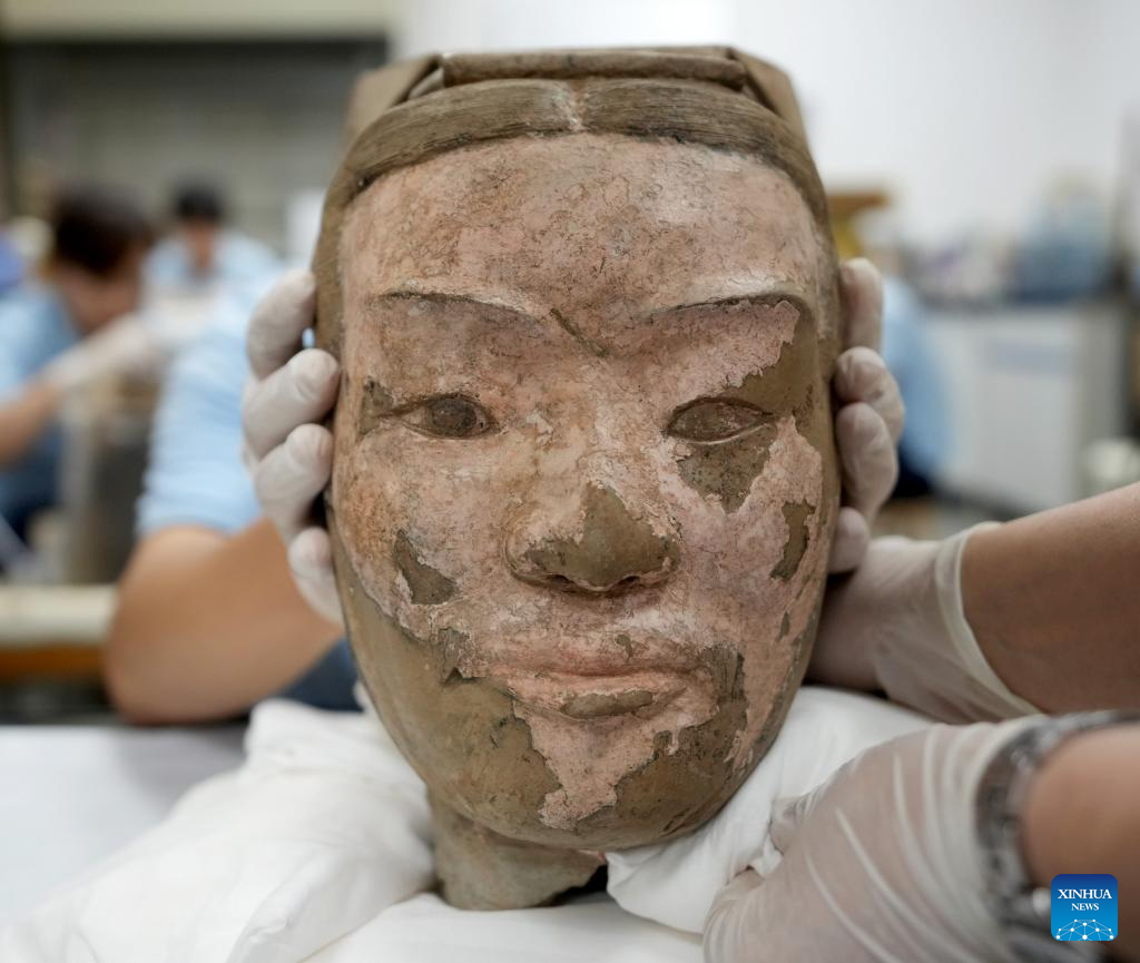 Experts restore Terracotta Warriors in Xi'an