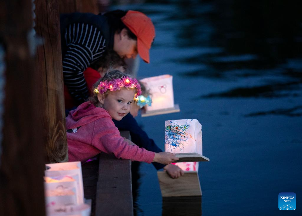 Water lantern festival held in Foster City, U.S.