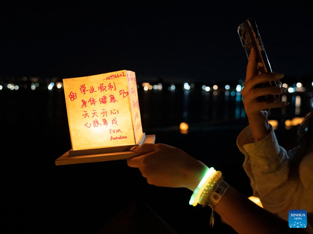 Water lantern festival held in Foster City, U.S.
