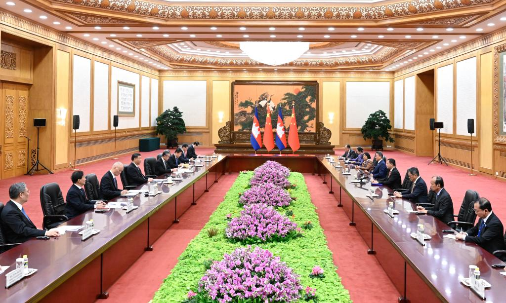 Xi meets Cambodian PM