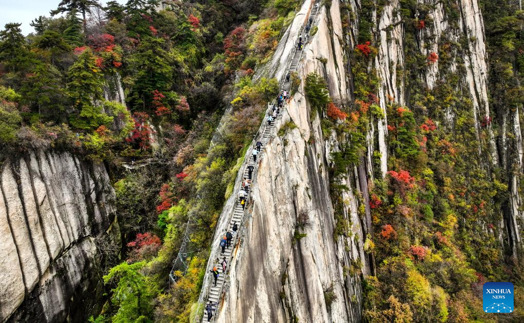 People visit Mount Huashan in NW China's Shaanxi