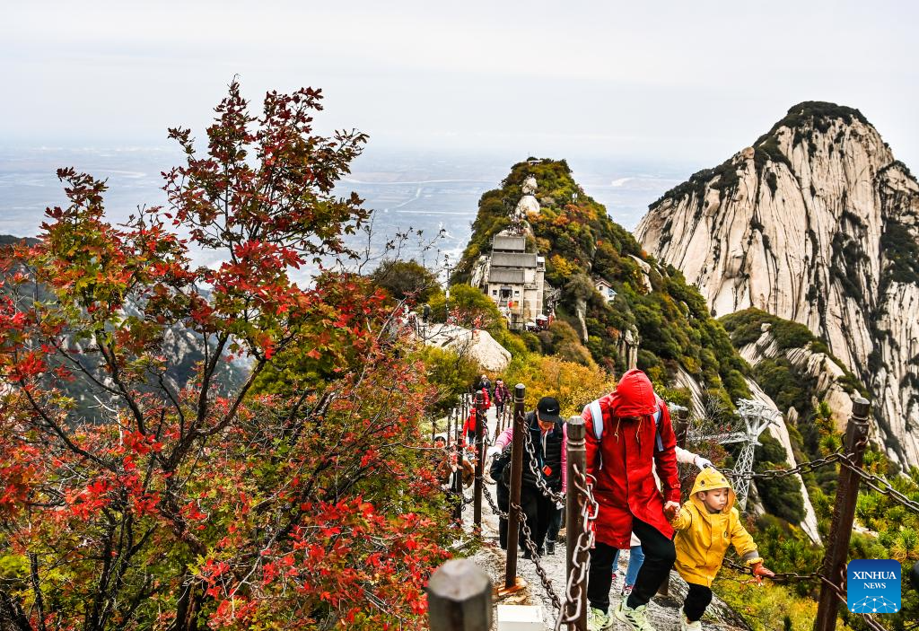 People visit Mount Huashan in NW China's Shaanxi