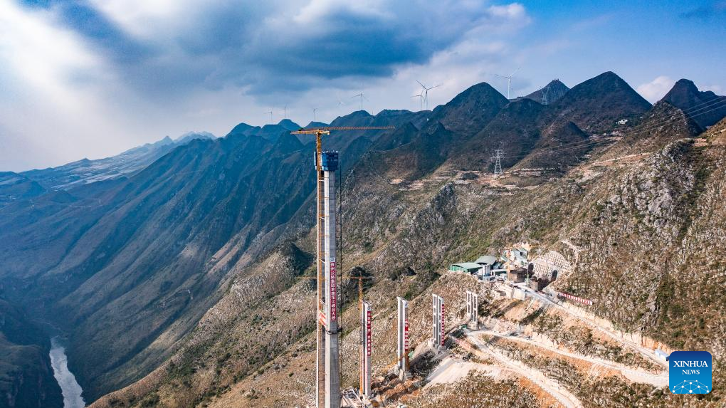 Main tower of world's highest bridge completed in SW China