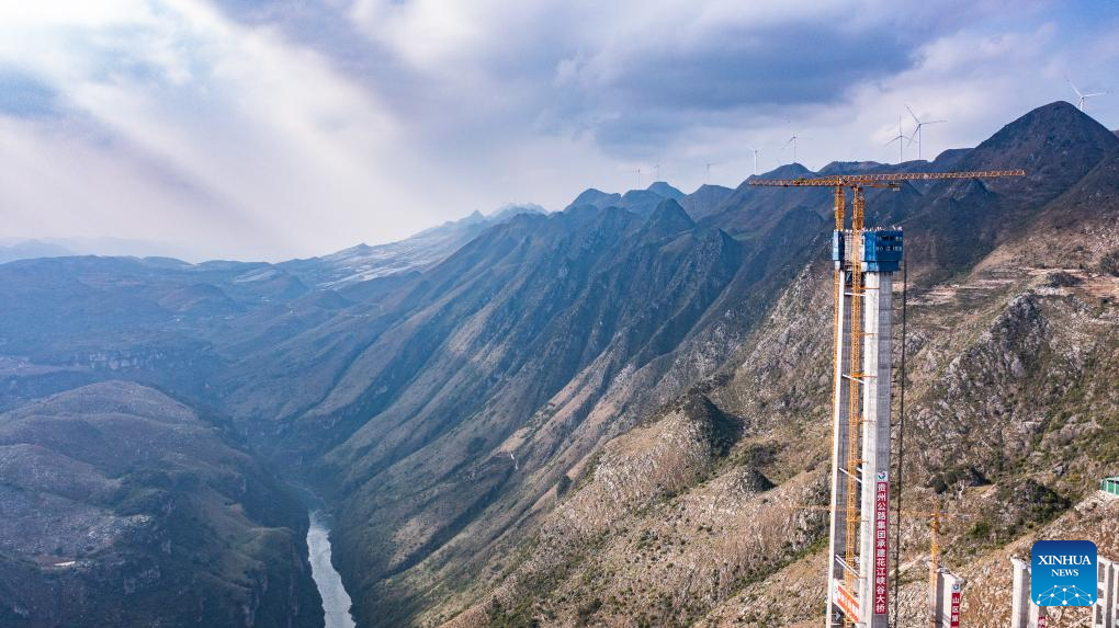 Main tower of world's highest bridge completed in SW China