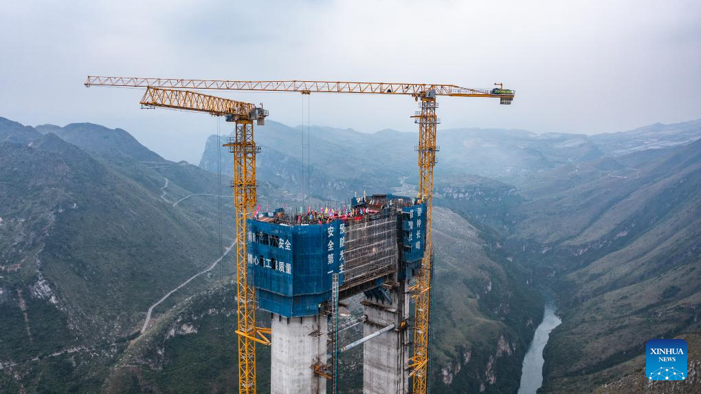 Main tower of world's highest bridge completed in SW China