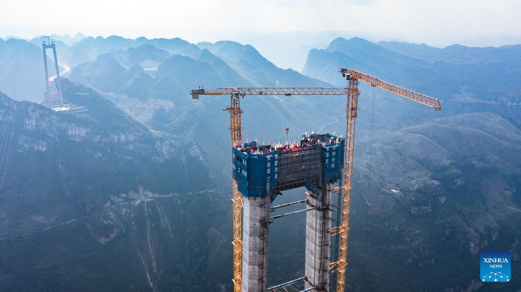 Main tower of world's highest bridge completed in SW China