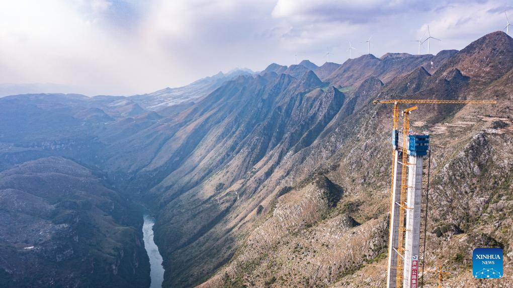Main tower of world's highest bridge completed in SW China