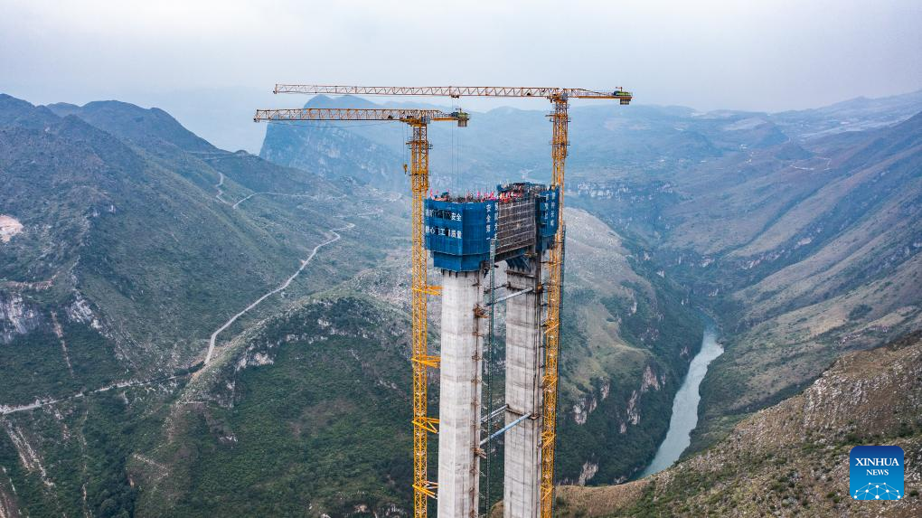 Main tower of world's highest bridge completed in SW China