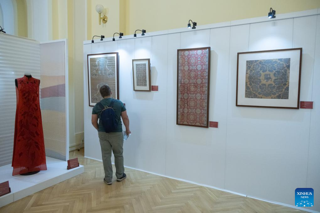 Budapest hosts Chinese silk art exhibition
