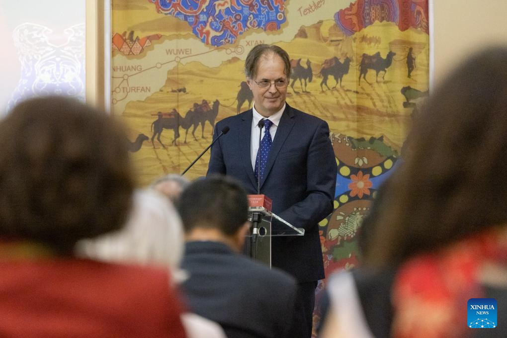 Budapest hosts Chinese silk art exhibition