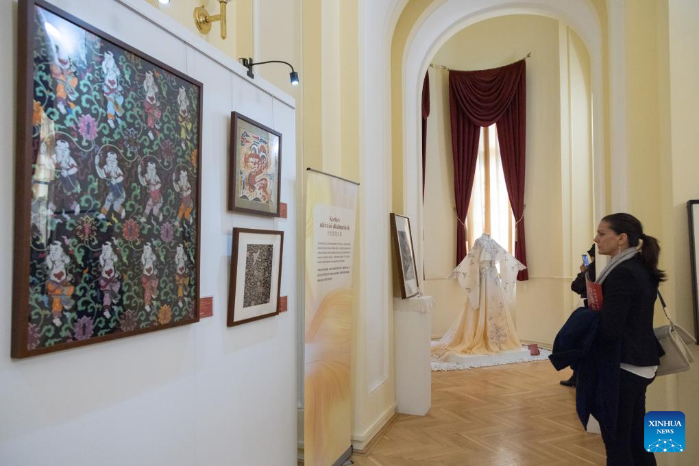 Budapest hosts Chinese silk art exhibition