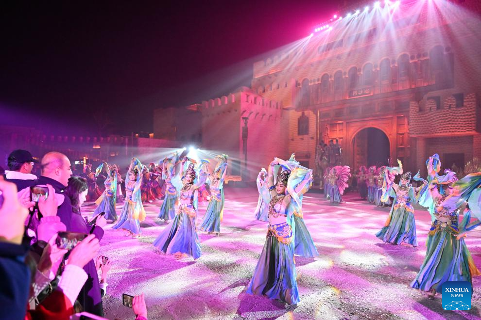 Performances show tourists splendor of ancient Silk Road at Yotkan cultural scenic spot, NW China