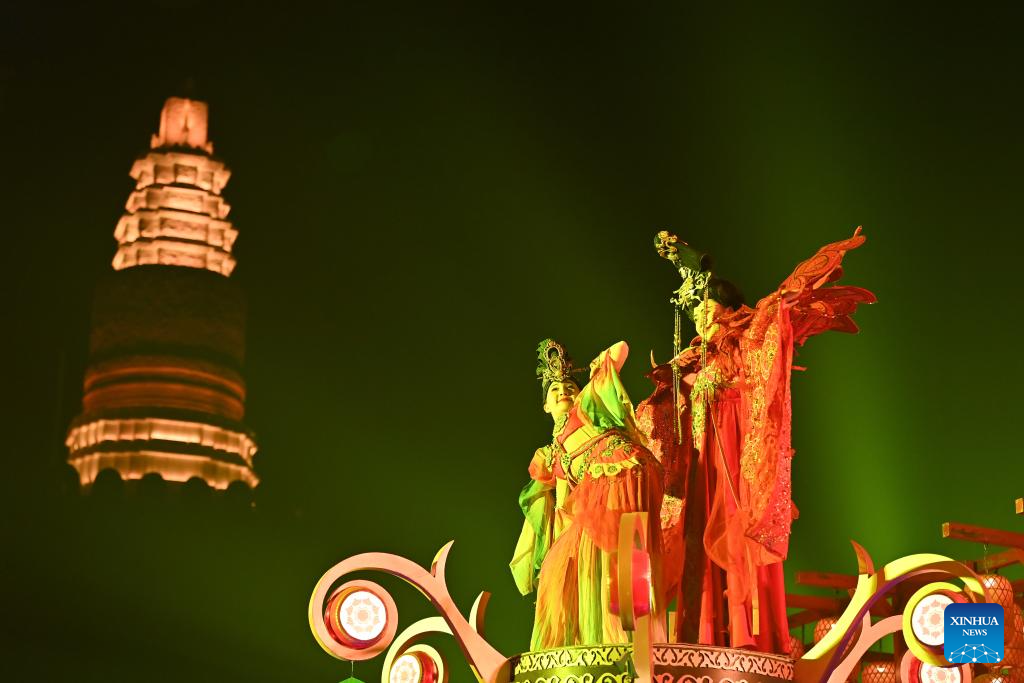 Performances show tourists splendor of ancient Silk Road at Yotkan cultural scenic spot, NW China