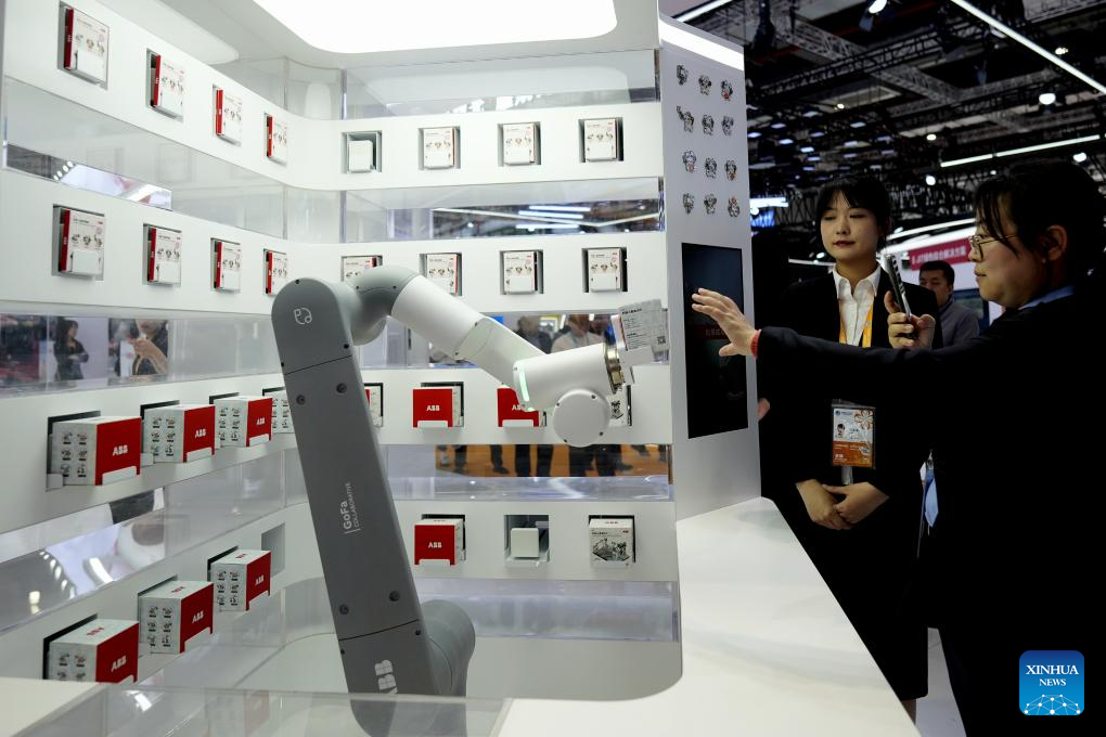 AI technology attracts visitors at CIIE
