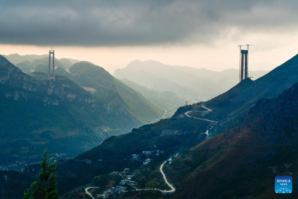Main towers of Huajiang grand canyon bridge capped